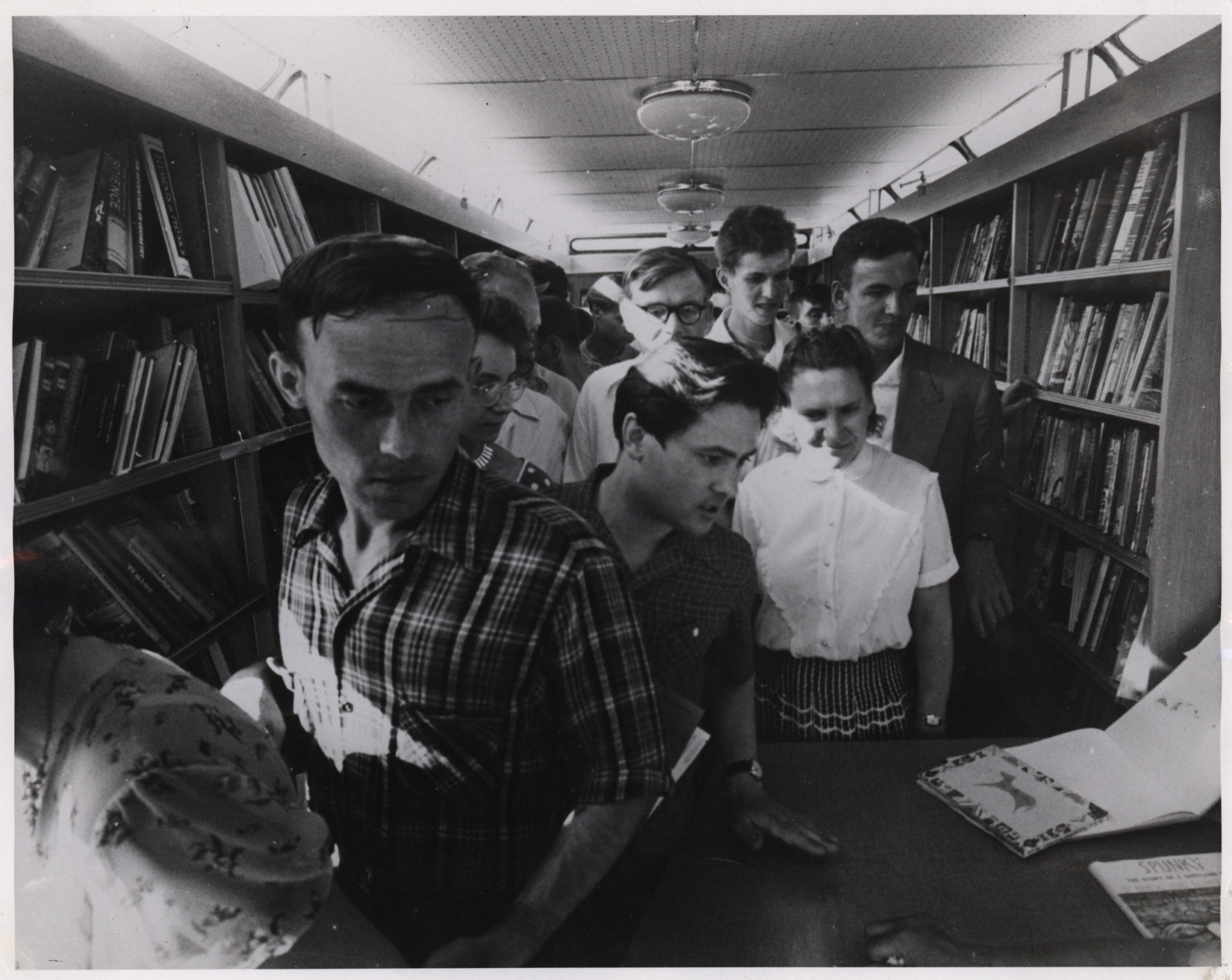 Muscovites crowd into the Delmar Public Library bookmobile at the 1959 American National Exhibition in Moscow (Bethlehem Public Library archives)
